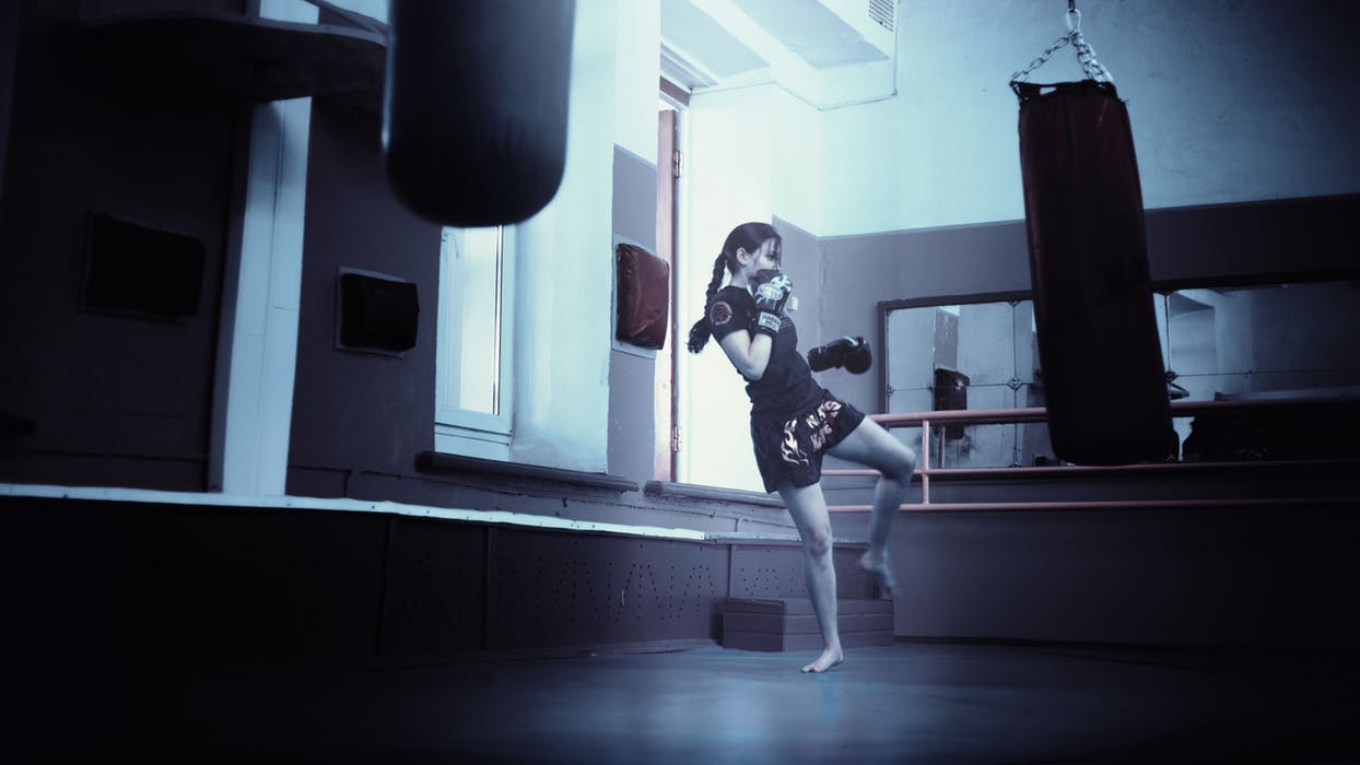 Kvinna tränar kickboxning
